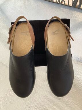 Dansko Merrin – Black Waxy Milled Velcro Backstrap Clogs 🖤 EUC 🖤